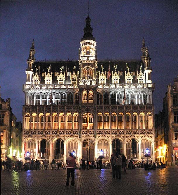 Grand Place Brussels at Night.jpg